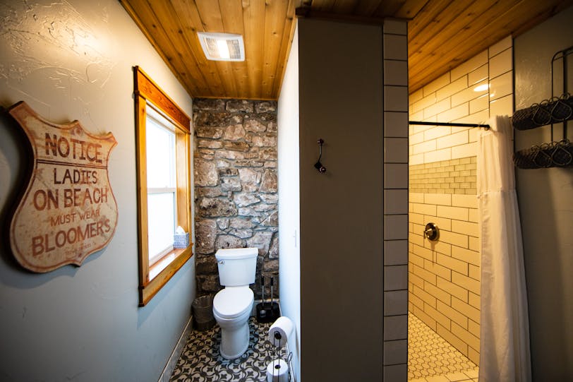 Historic Central Hotel: Bathroom - Burns, Oregon
