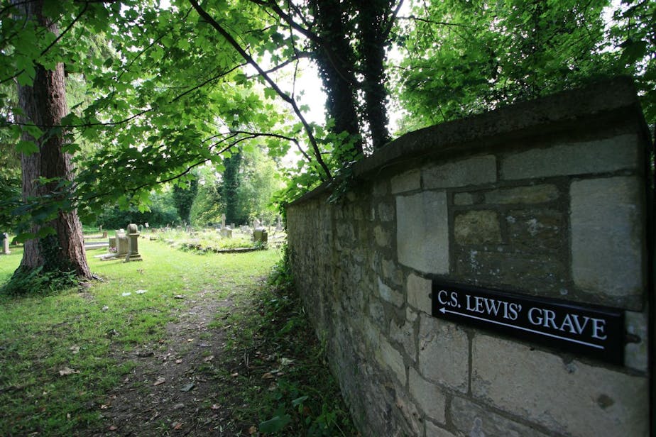 grave of c.s. lewis