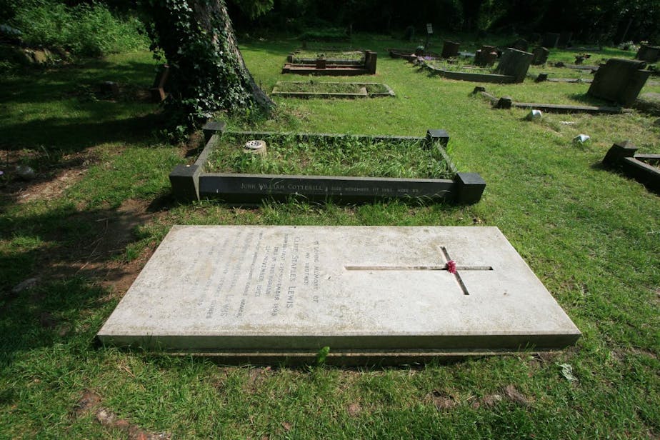 grave of c.s. lewis