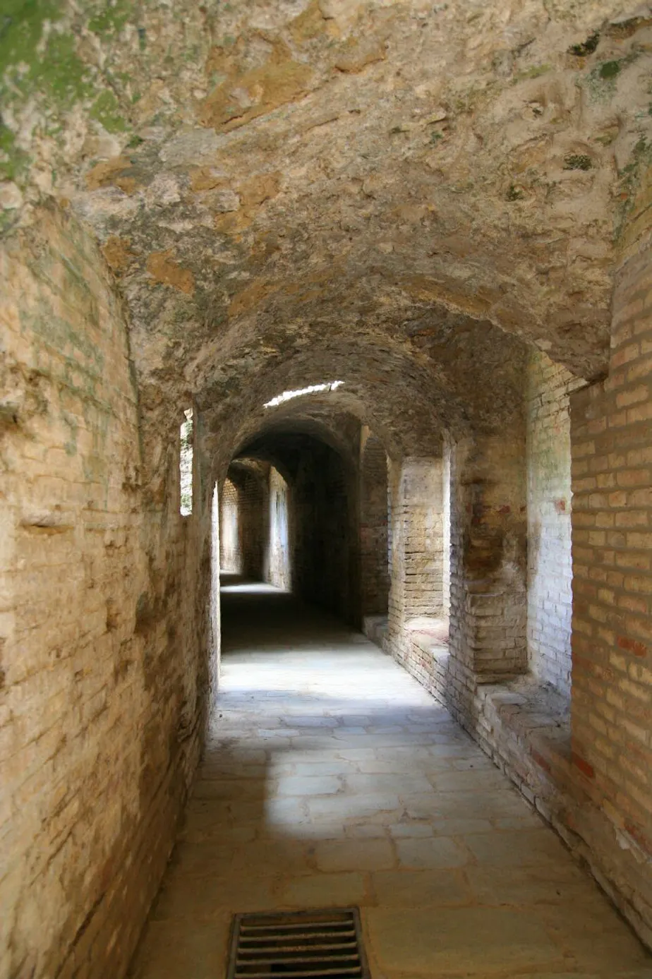 Amphitheater tunnel